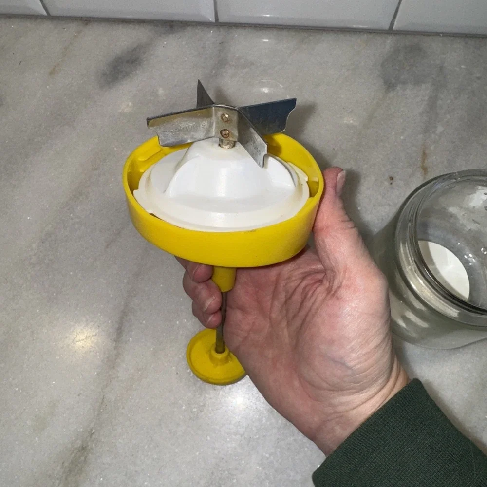 Vintage Manual Plunger Chopper By Gemco USA ~ Glass‎ Bottom Yellow Plastic Lid